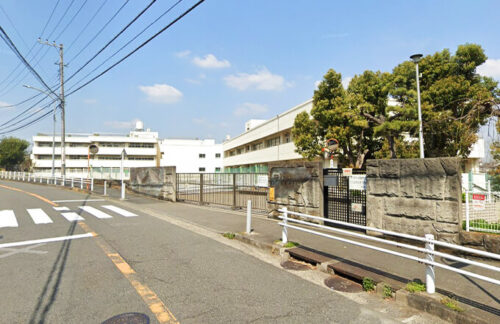 松本中学校：約2600m<br>徒歩約33分／自転車約13分