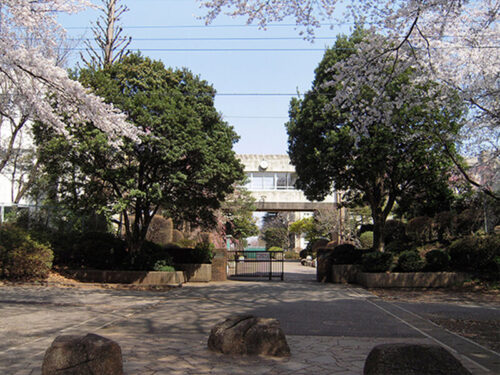 上溝中学校：約1300m<br>徒歩約16分、自転車約7分